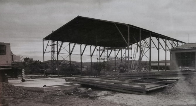 Výstavba výrobnej haly píly — archívna fotografia
